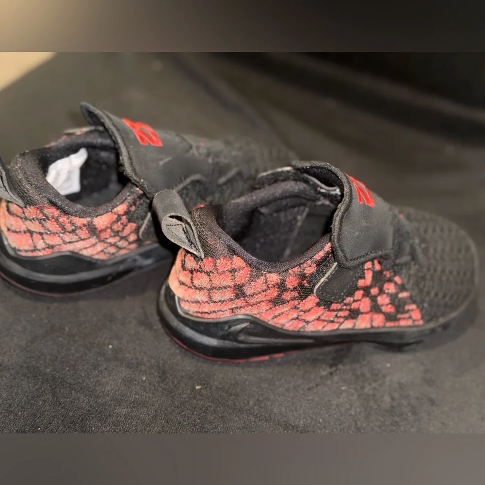 Nike LeBron 17 Black Red Toddler Size 9C 23 Lion